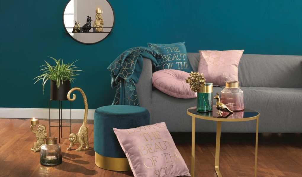 KiK_lustro_z_polka_z_metalu_cena_69_99_malpka_swiecznik_cena_14_99_paw_porcelanowy_cena_od_8_99_koc_imitacja_aksamitu_cena_59_99 Nie pałacowo, a domowo – o złocie we wnętrzach