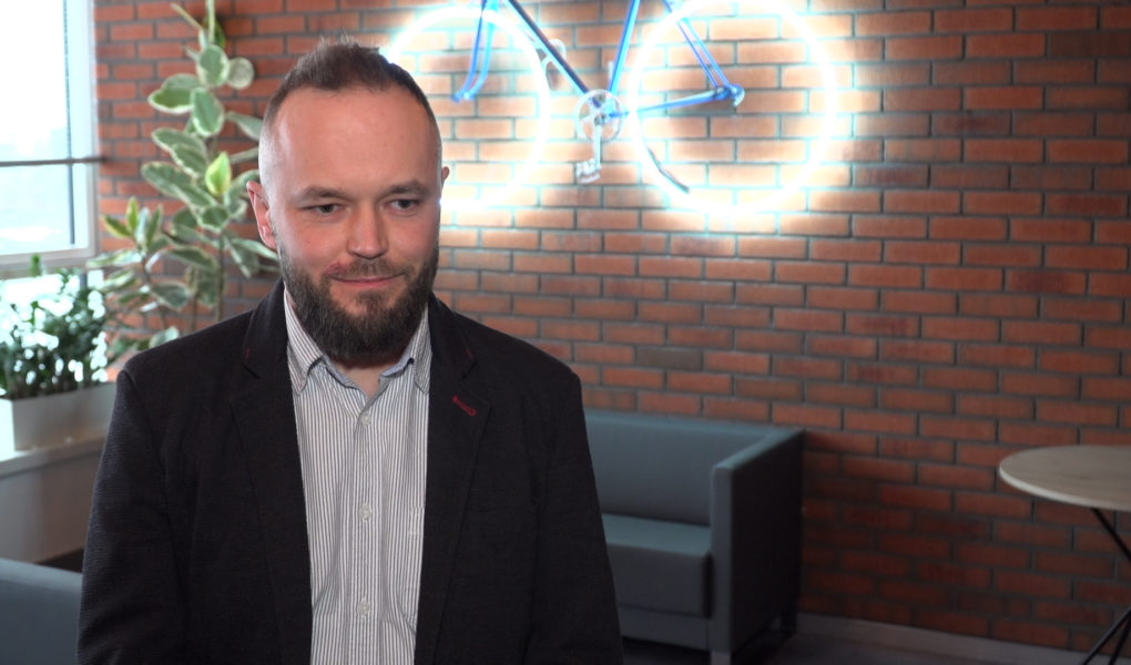 Pandemia napędza rynek urządzeń internetu rzeczy. Wyposażone w sztuczną inteligencję pomagają w śledzeniu koronawirusa