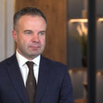 Minimalistyczne, monolityczne aranżacje pozbawionych zbędnych detali