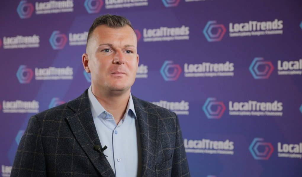 tybor-samorzady-roboty-foto2-1 Polskie samorządy chcą wdrażać rozwiązania z użyciem sztucznej inteligencji. Wyzwaniem jest brak świadomości, jak zacząć i gdzie można ją zastosować