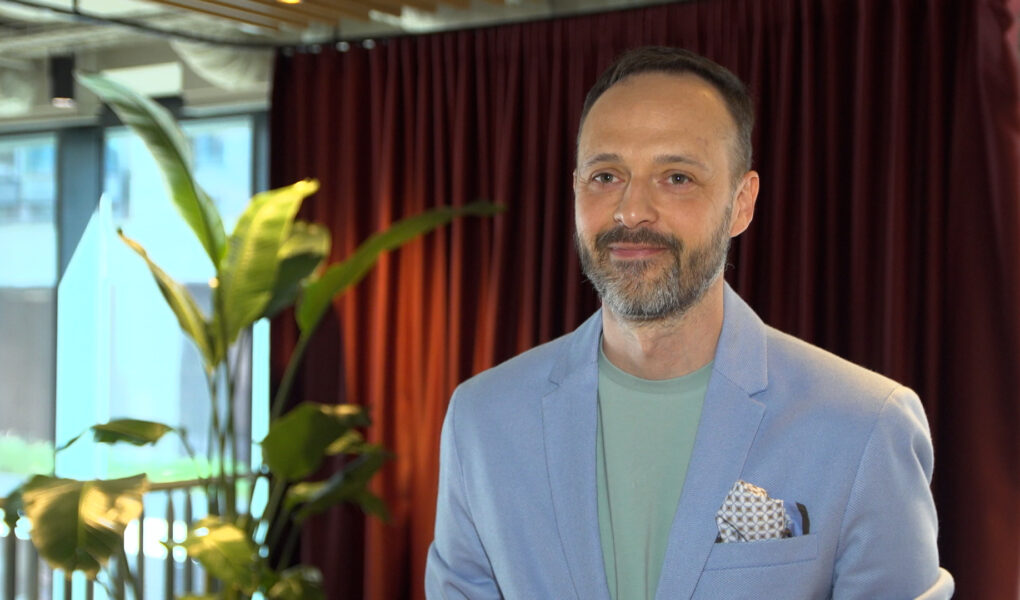 Interakcja z firmą jest dla klientów równie ważna jak jej produkty. Biznes wykorzystuje do tego AI